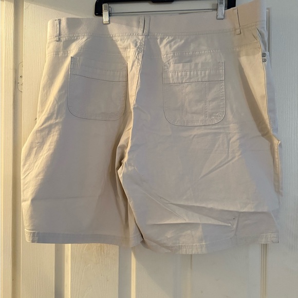 Gloria Vanderbilt Women's Beige Cargo Shorts - Picture 2 of 6